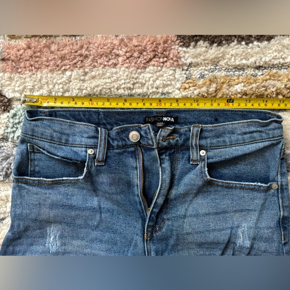 Women’s size 5 Fashion Nova Distressed Skinny Jeans - Picture 2 of 3